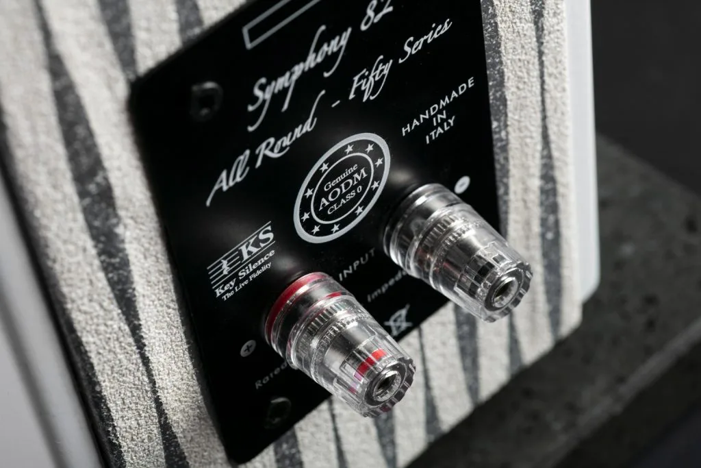 Rhodium-plated brass connectors, robust and reliable over time. Accepts both forks and banana plugs, but also directly stripped cable up to 16 mmq